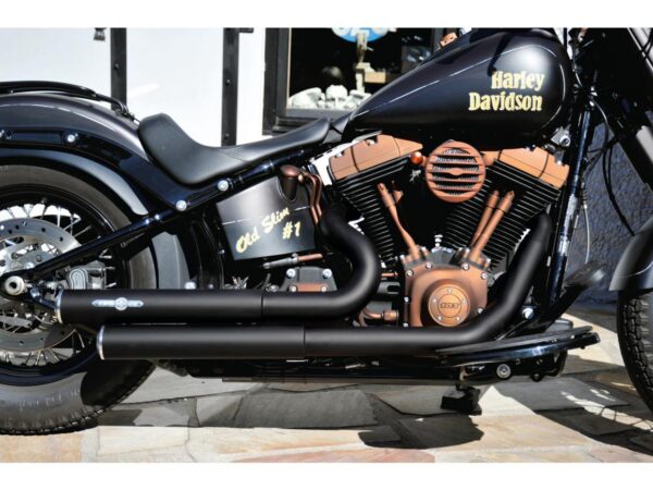 Top Chopp Staggered Floorboard Exhaust System , Without Heat Shield, Polished Smooth End Cap, Black 2,5"